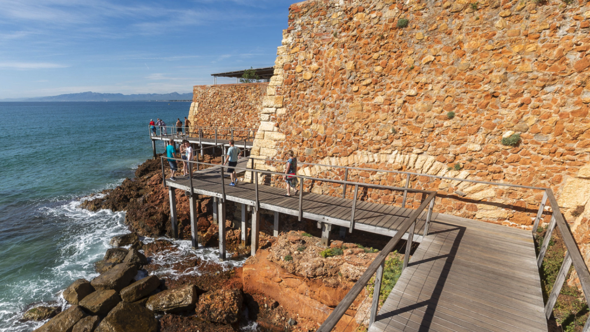 Una de les passarel·les ja construïdes al camí de Costa que dona accés a la platja Capellans.