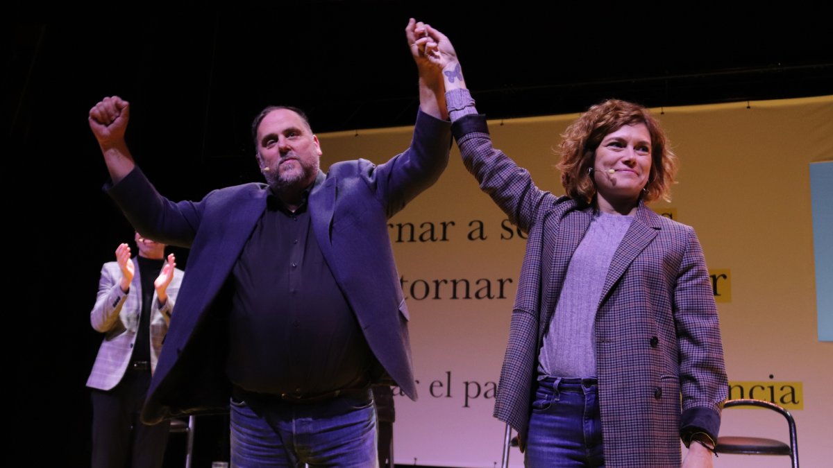 Oriol Junqueras i Elisenda Alamany alcen els punys des de l'escenari del darrer acte de Militància Decidim
