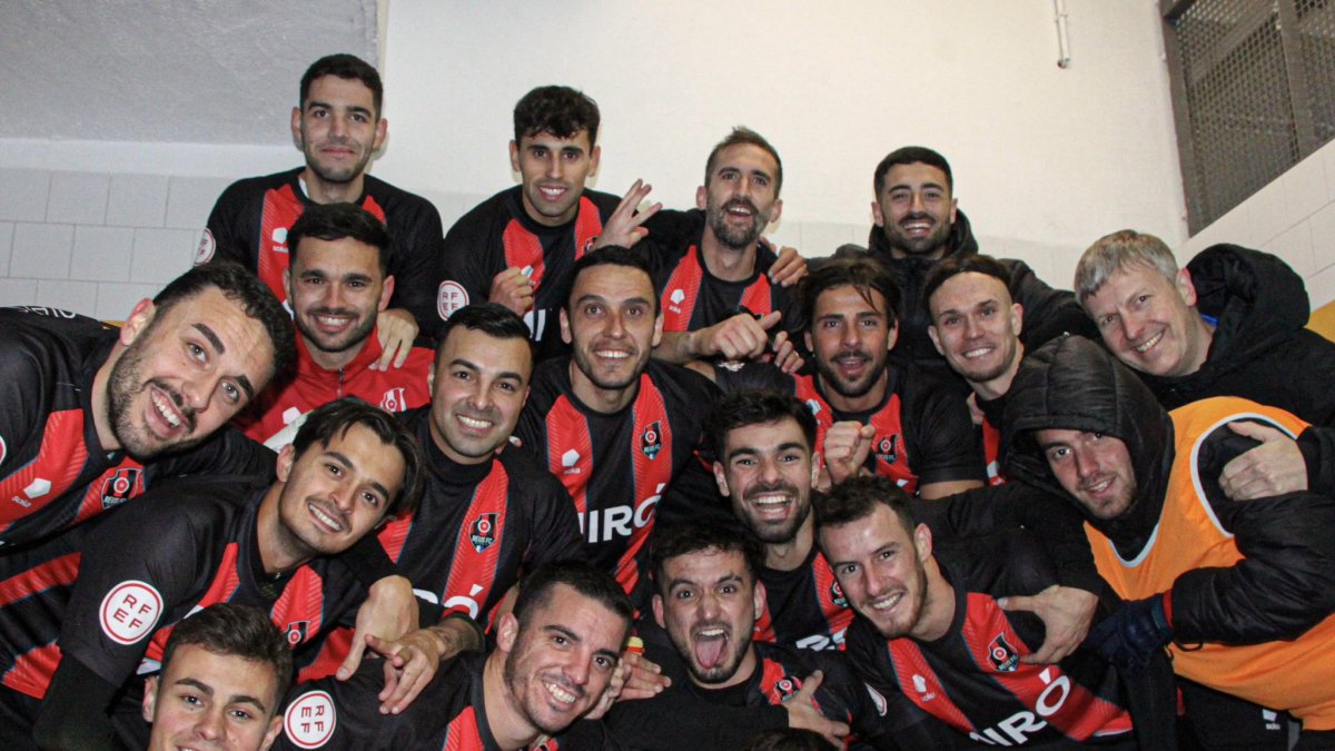 La plantilla celebra el triomf al Municipal de Sagnier del Prat de Llobregat.