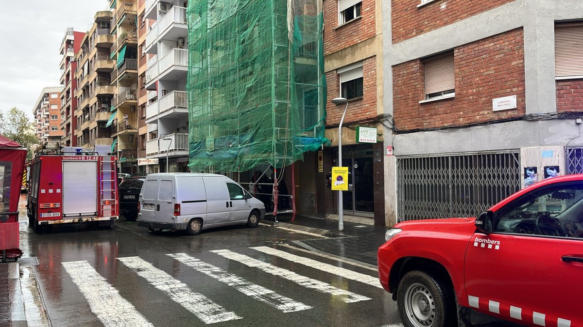Imagen de una dotación de Bomberos en la calle Mallorca.