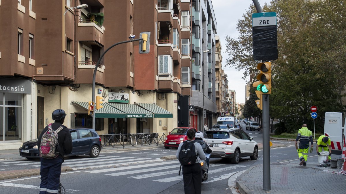 Los carteles que indican que se está accediendo a la Zona de Bajas Emisiones ya se han ido instalando.