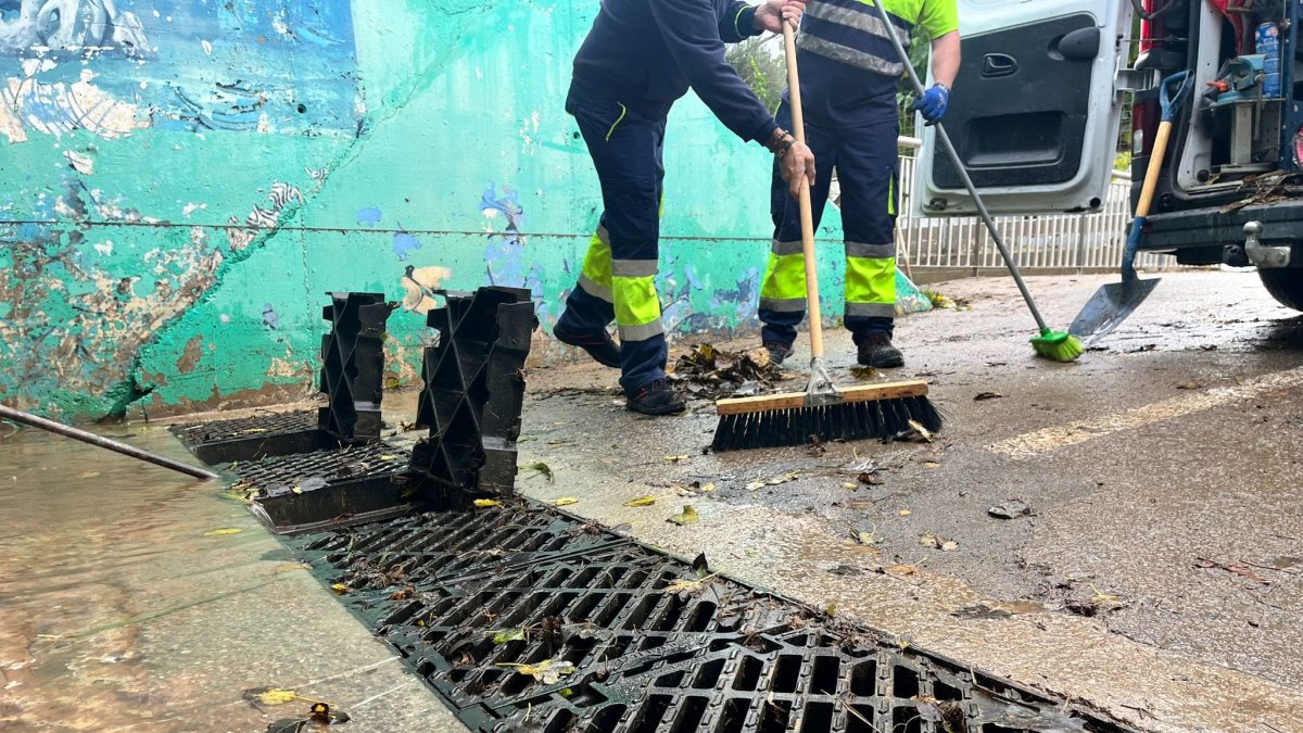 Operaris realitzant tasques de neteja als embornals de Baix a Mar.