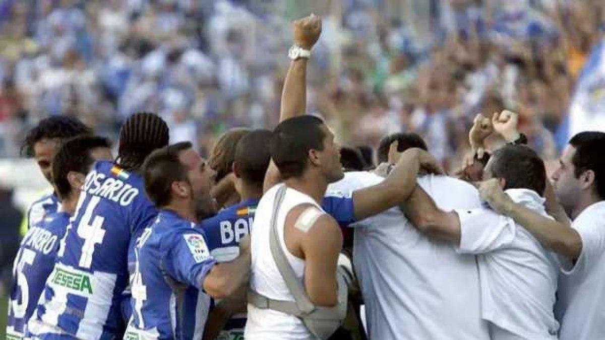 Los jugadores del Málaga celebrado el ascenso a Primera División.