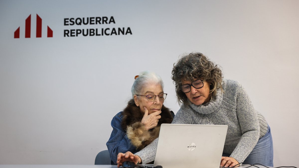 Imatge d'arxiu dels militants d'ERC votant des de la seu de Calàbria