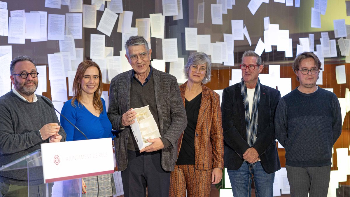 Ramon Gomis recibe el premio de narrativa 'Diré el que em fuig