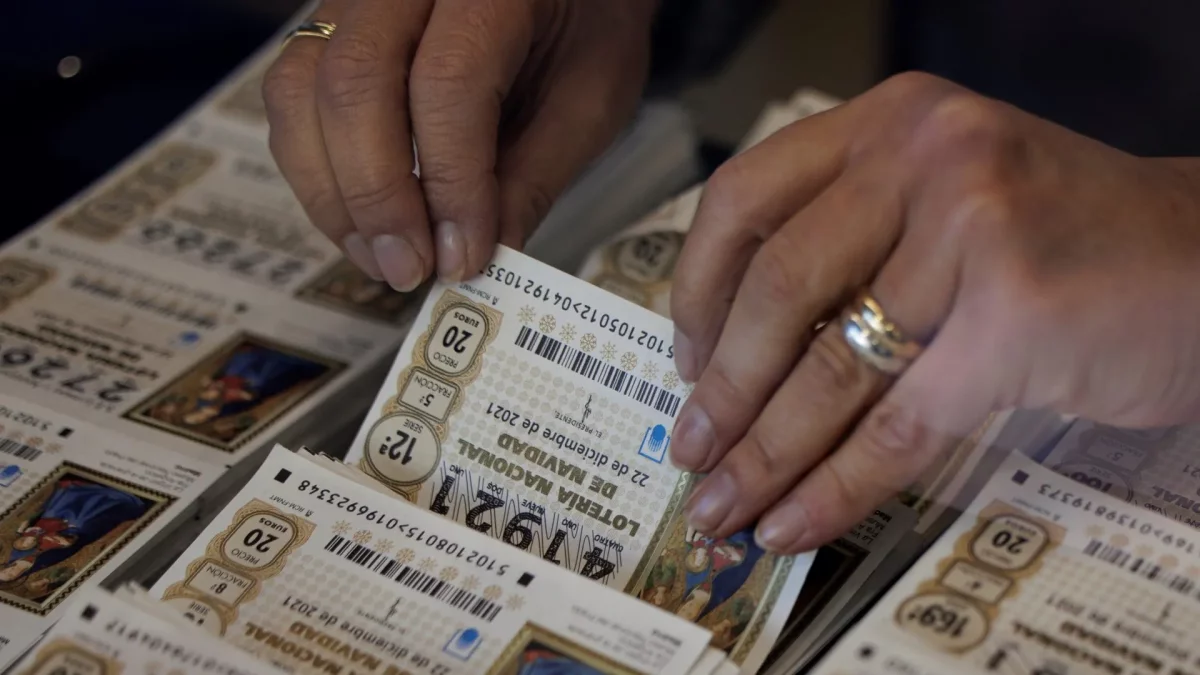 Un venedor de loteria serveix dècims de loteria
