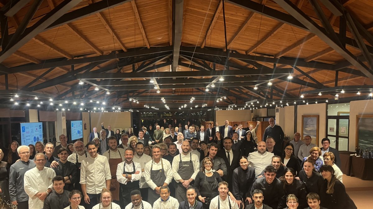 Participants en el sopar solidari dedicat als afectats per la DANA a València que es va celebrar al castell de Tamarit