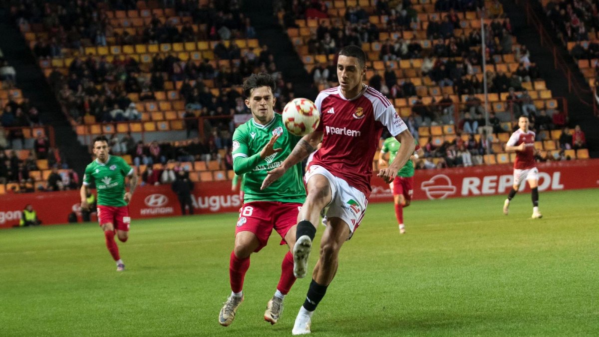 El davanter del Nàstic, Pablo Fernández, durant el duel de dissabte contra el Zamora, en el qual va ser l’últim partit del Nou Estadi Costa Daurada de l’any.