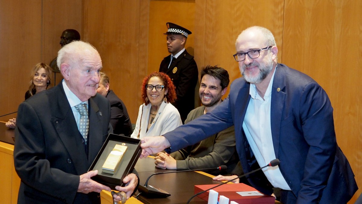 Imagen de Josep Maria Recasens Colom recogiendo la Medalla de Honor de la Vlla.