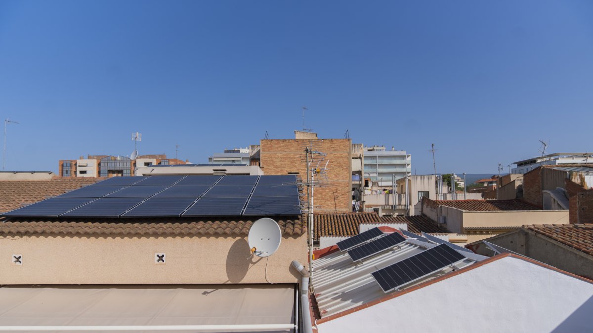 Fotografia d’arxiu d’instal·lacions solars fotovoltaiques a teulades de Reus, una imatge cada vegada més freqüent.