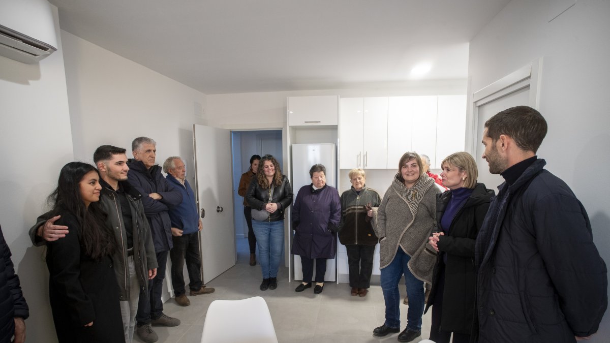 Imágenes de la entrega de llaves, celebrada ayer, de las dos nuevas viviendas públicas de los Garidells.