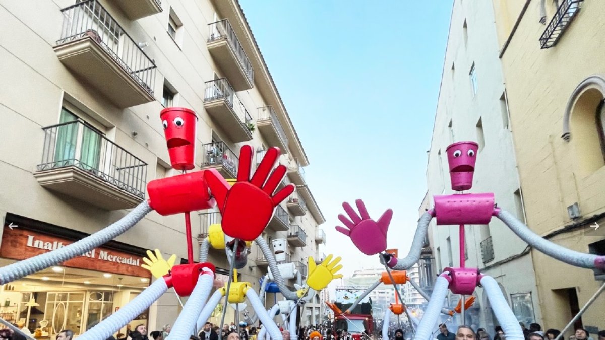 Imatge de la tropa dels Robobops desfilant.