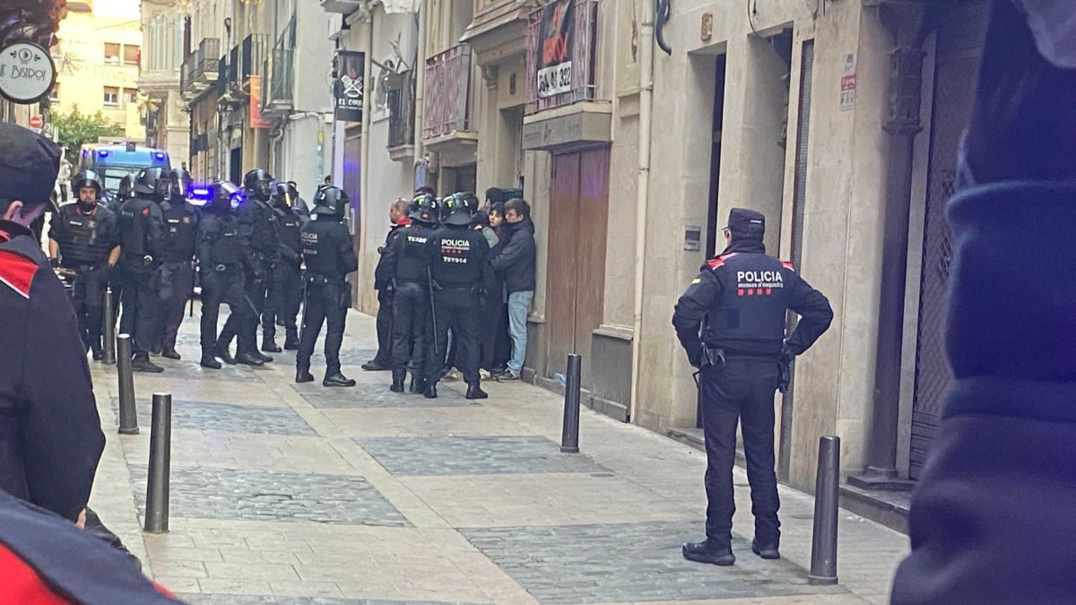 Moments de tensió durant un desnonament a Reus.