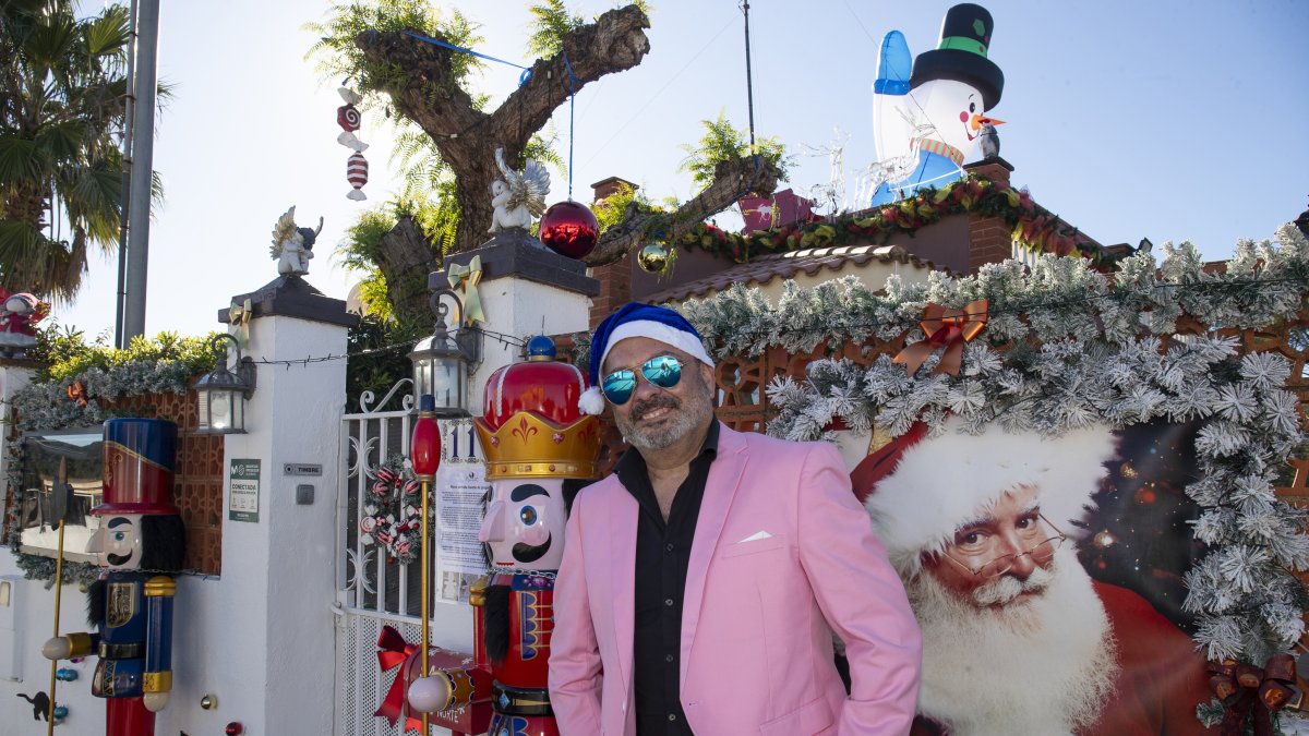 Enrique Quero a la porta de casa seva, al Catllar.