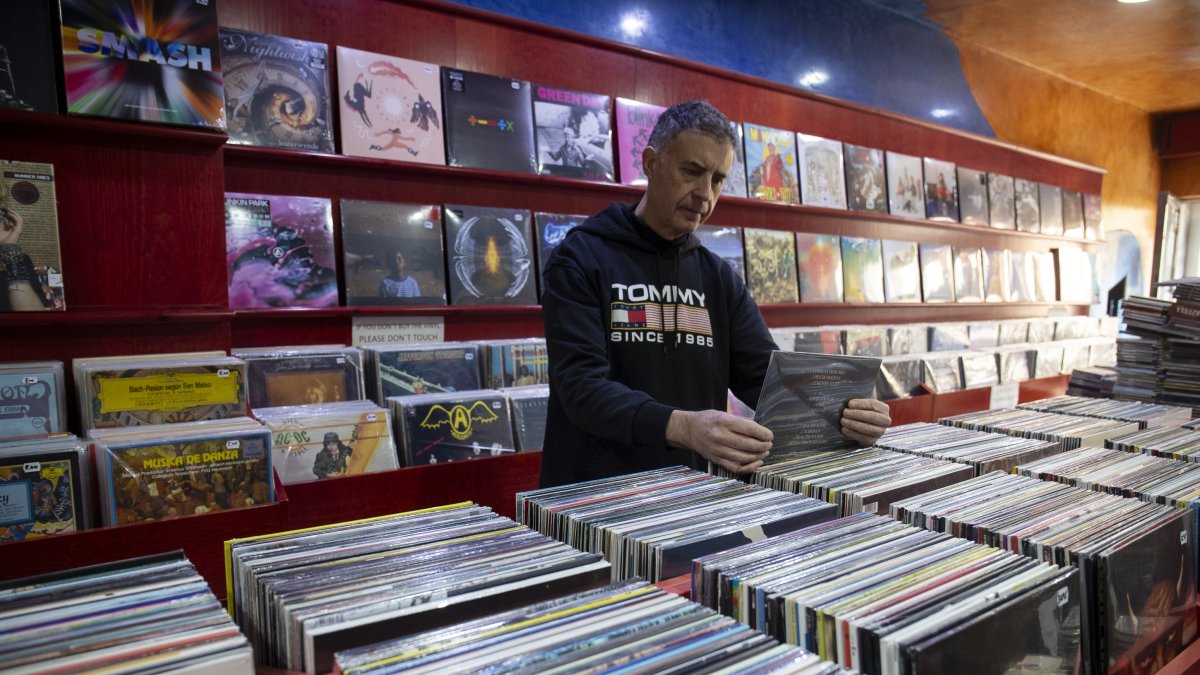 Carlos Sorolla, propietari de la botiga de discs Spook Records, localitzada al carrer de la Font.
