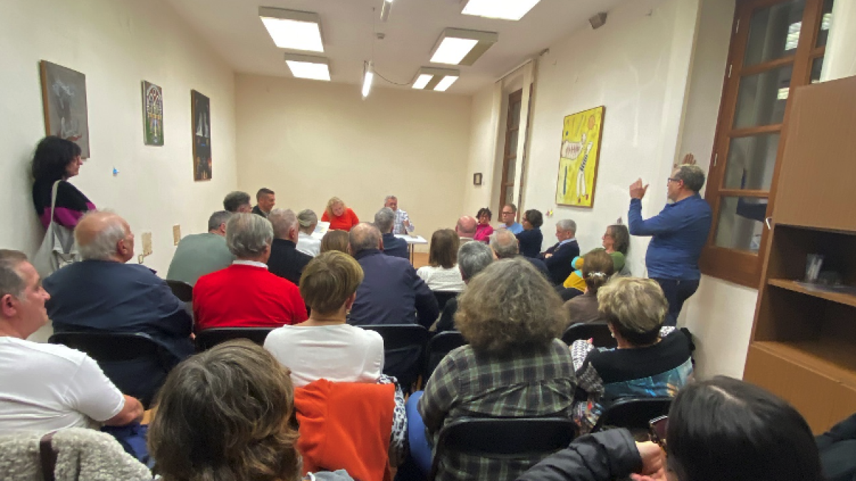 Imagen de la reunión de los vecinos de la Part Alta con la Concejala de Barrio, Sandra Ramos.