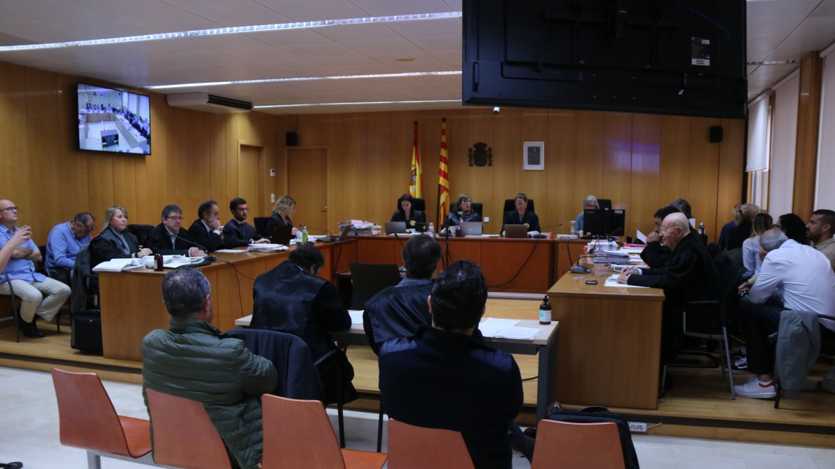 Inici del judici oral pel cas del frau en els exàmens del carnet de conduir vinculat a les autoescoles Roquetes-Temple.