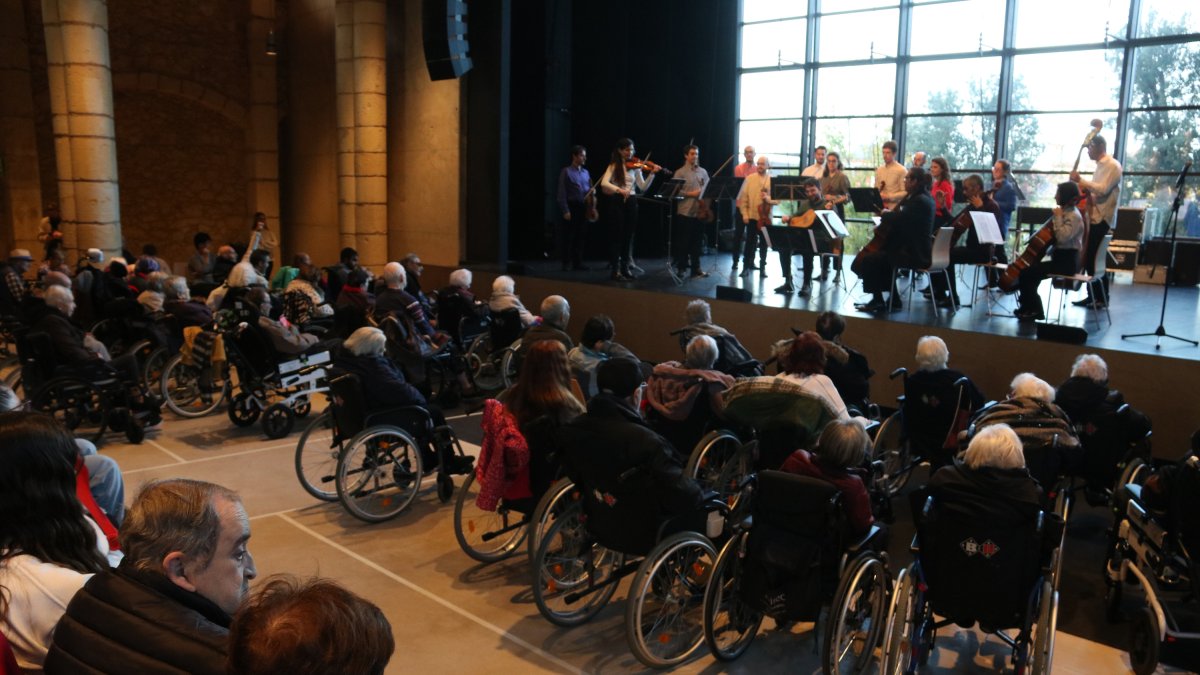 Persones amb mobilitat reduïda han pogut assistir al concert de Nadal de l'orquestra Camerata XXI.