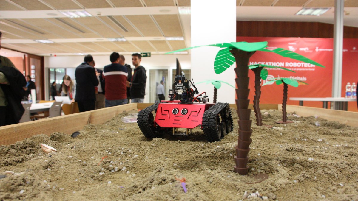 Un dels robots de la Hackató Robotech en una recreació d'una platja amb pèl·lets.