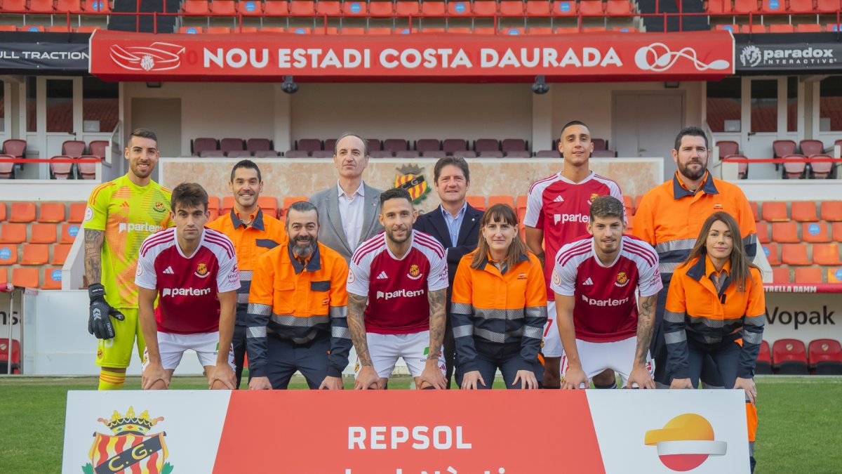 Trabajadores y jugadores escenificaron el nuevo acuerdo ayer sobre el césped del Nou Estadi Costa Daurada.