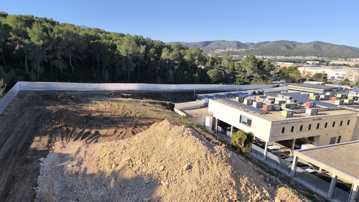 Un transporte lanzadera de la Red Santa Tecla conectará el centro sanitario con las zonas de parking del tanatorio y de la estación de autobuses.