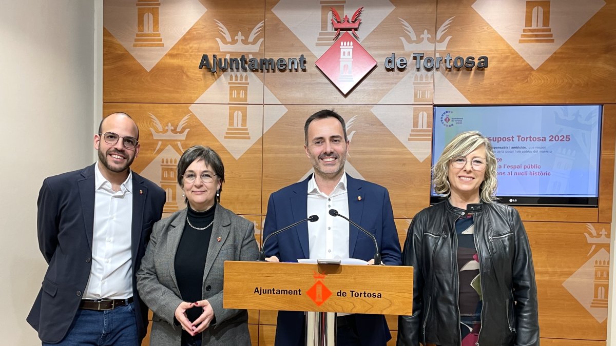El govern municipal de Tortosa, amb l'alcalde Jordi Tortosa al faristol