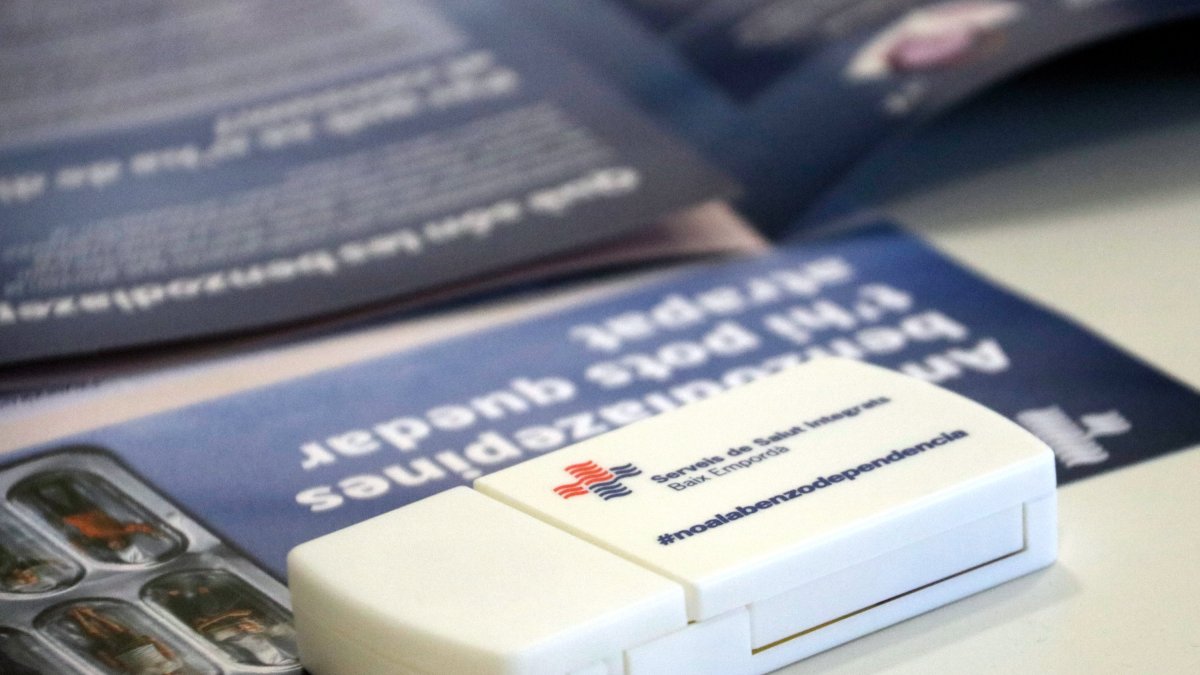El pastillero y los folletones|folletines de la campaña impulsada en el Baix Empordà para reducir el uso de benzodiacepinas