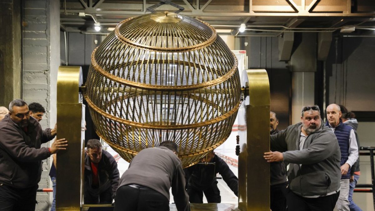 Diversos treballadors col·locaven el passat 13 de desembre els bombos i la resta d’elements que s’utilitzaran aquest diumenge en el Sorteig Extraordinari de Nadal