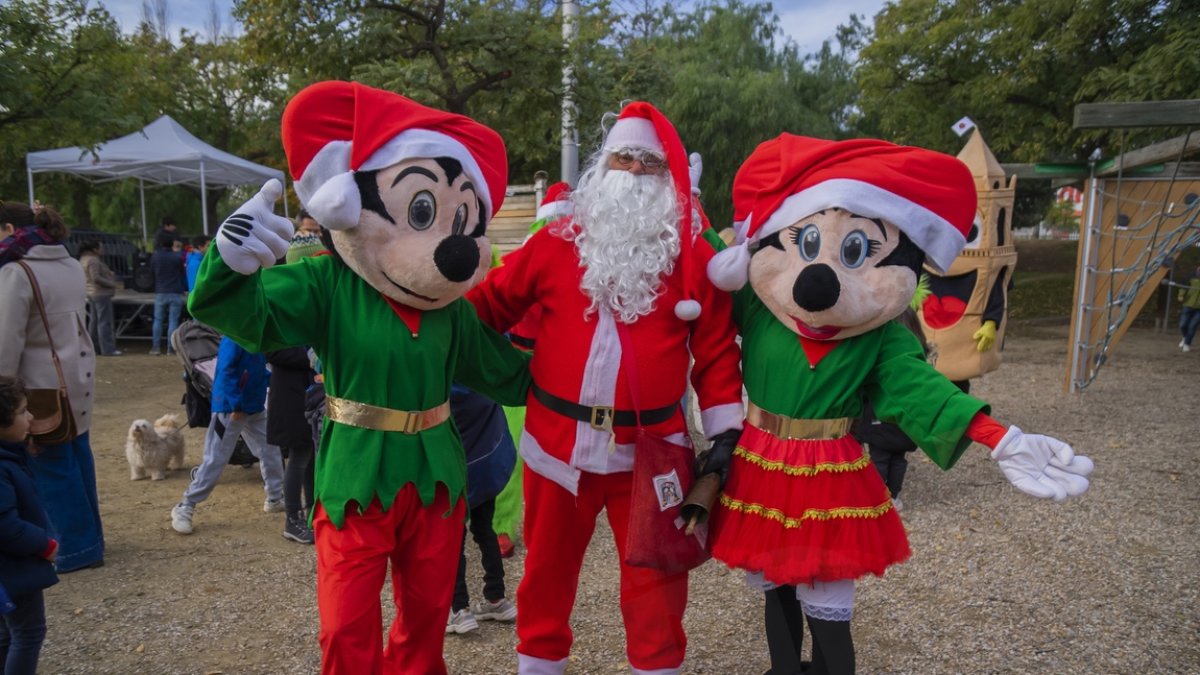 Papá Noel, Mickey y Minnie Mouse hicieron acto de presencia en el Parque de Nadal de la AV.