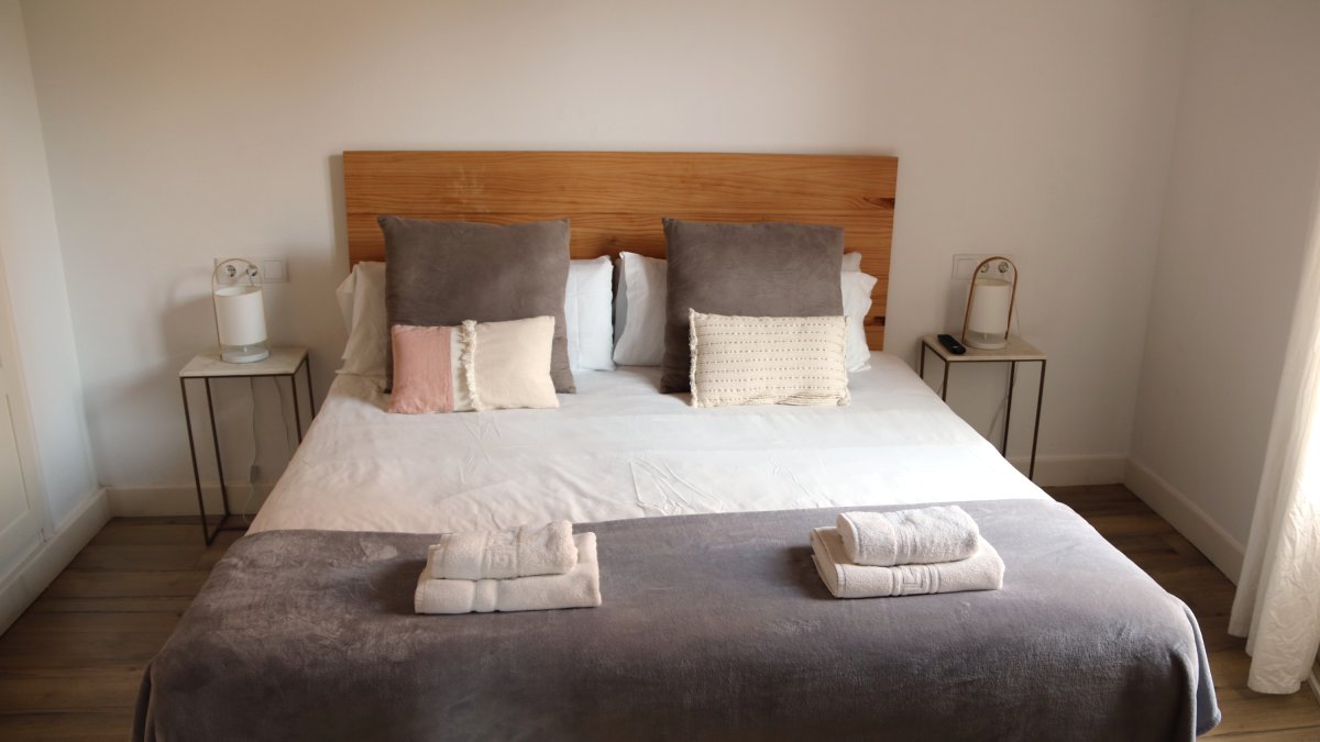 Dormitori d'un apartament turístic situat a l'Eixample de Barcelona.
