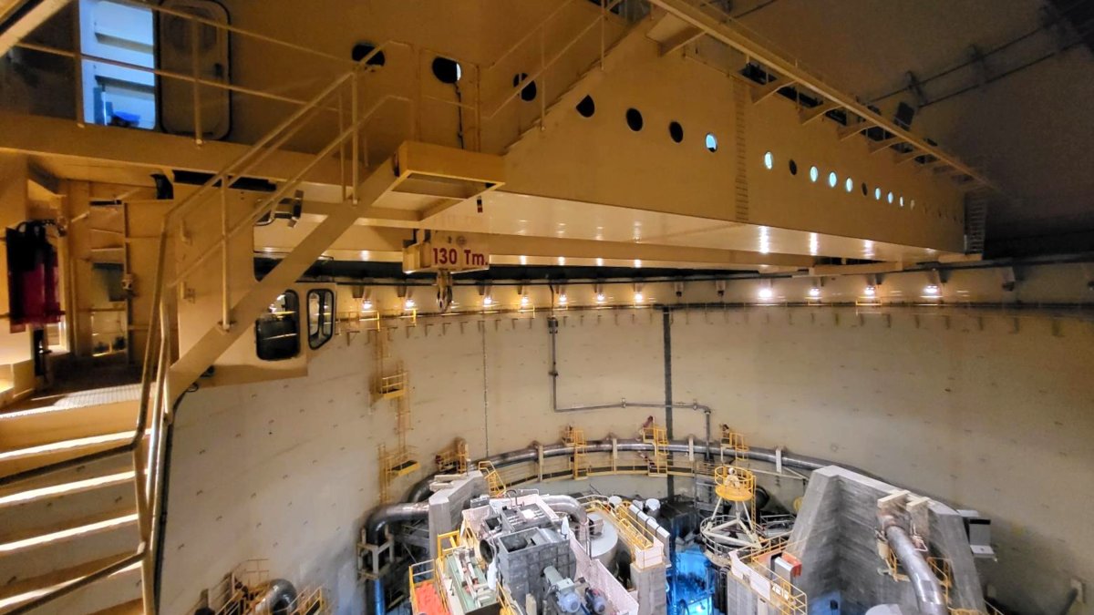 Treballs de substitució dels equips de regulació i control de la grua polar de l’edifici de contenció de la nuclear d'Ascó I.