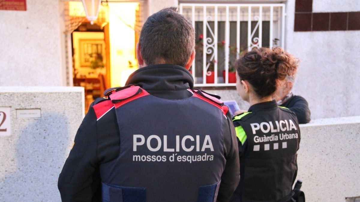 Agents dels Mossos d’Esquadra i de la Guàrdia Urbana van realitzar fa mesos una campanya d’informació als veïns de la zona.