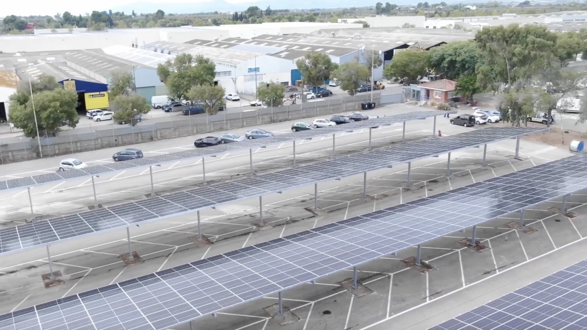 Imagen aérea de la planta fotovoltaica del depósito municipal de vehículos.