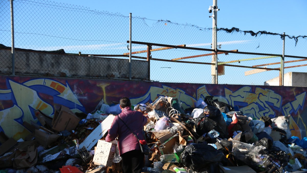 Una mujer tirando basura en el área de emergencia de l'Arboç en el marco de la segunda alerta por emergencia sanitaria.