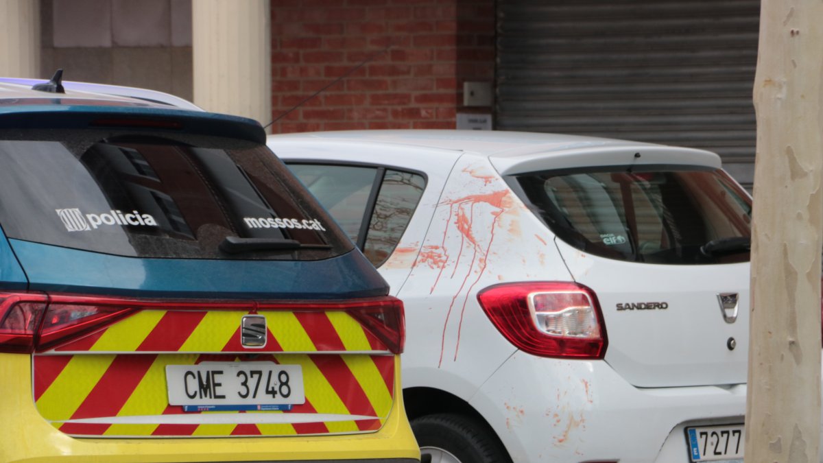 Un coche ensangrentado, después del asesinato de un hombre en el barrio de Campclar.