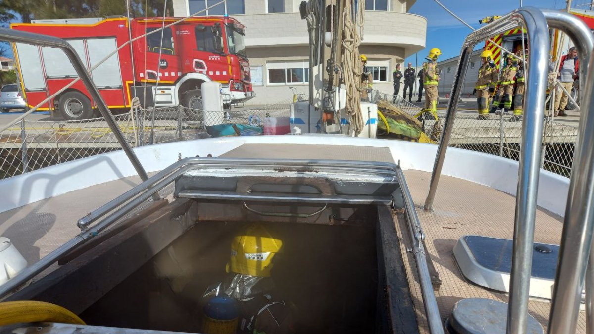 Imatge dels Bombers treballant en la embarcació afectada al Port de Roda de Berà.