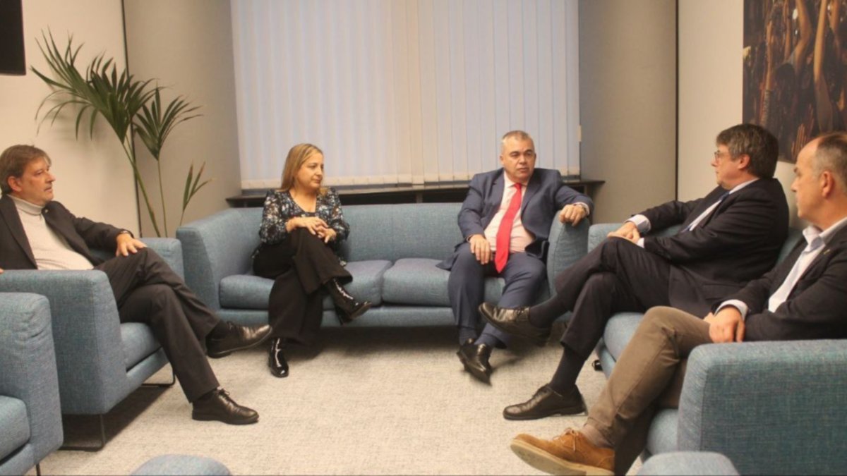 El expresidente de la Generalitat Carles Puigdemont y el secretario general de Junts, Jordi Turull, reunidos con el secretario de Organización del PSOE, Santos Cerdán; la presidenta del grupo en el Parlamento Europeo, Iratxe García-Pérez, y Javier Moreno.