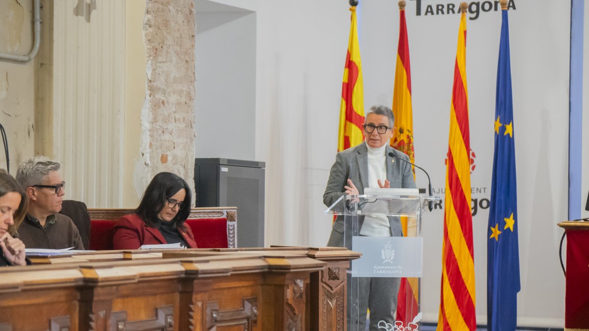 La consejera de Hacienda y Servicios Internos, Isabel Mascaró, durante una intervención en el pasado lleno ordinario de diciembre.