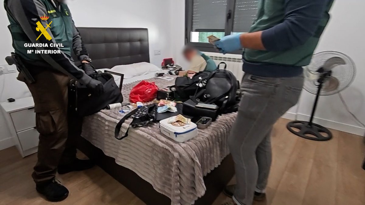 Registre en un domicili en el marc de l'operació 'Canmoney' de la Guàrdia Civil.