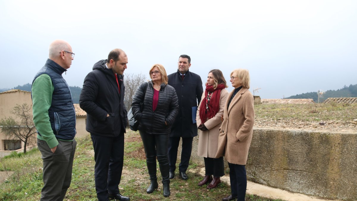 El conseller de presidència, Albert Dalmau, durant la visita a la Vilella Baixa i l'actual dipòsit del poble