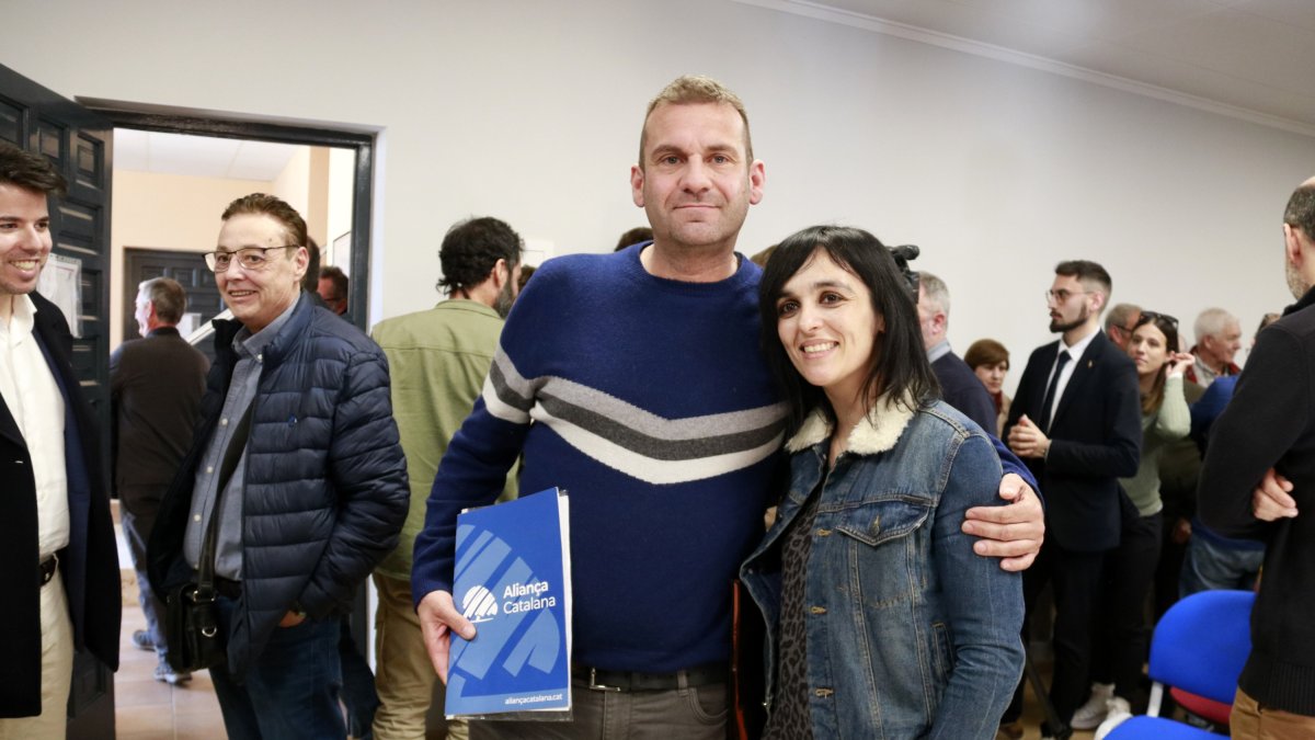 El concejal de Aliança Catalana en Ribera d'Ondara, Albert Puig, con la alcaldesa de Ripoll, Sílvia Orriols