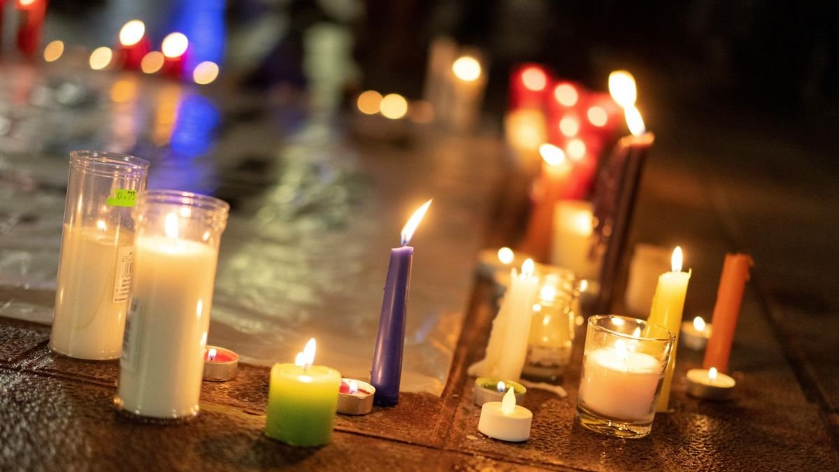 Imagen de archivo de velas depositadas en un acto de repulsa frente al Ayuntamiento de Martorell en protesta por una víctima de violencia machista este en Cataluña