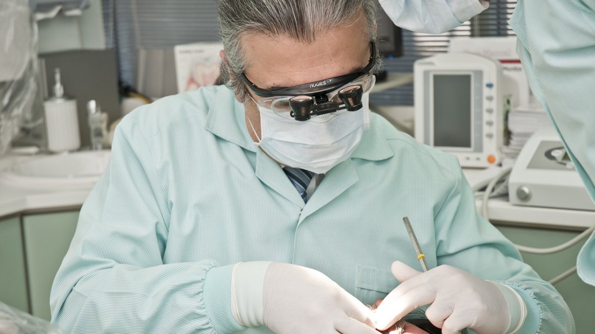 Imagen de archivo de un dentista atendiendo a un paciente