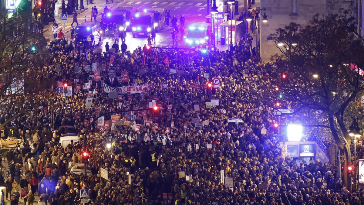 Vista general de la tercera manifestación este domingo por el centro de la capital coincidiendo con el día en que se cumplen dos meses desde la dana