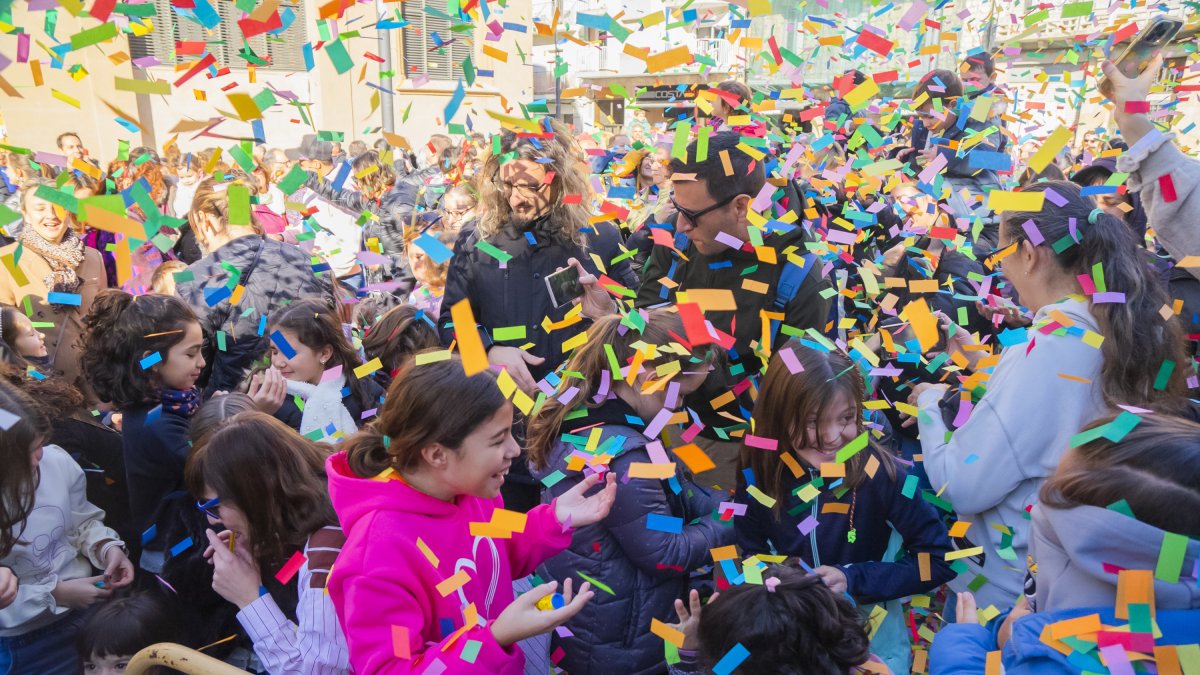 Les campanades van tenir lloc a les 12 del migdia, perquè d’aquesta manera els infants també poguessin gaudir de la tradició.