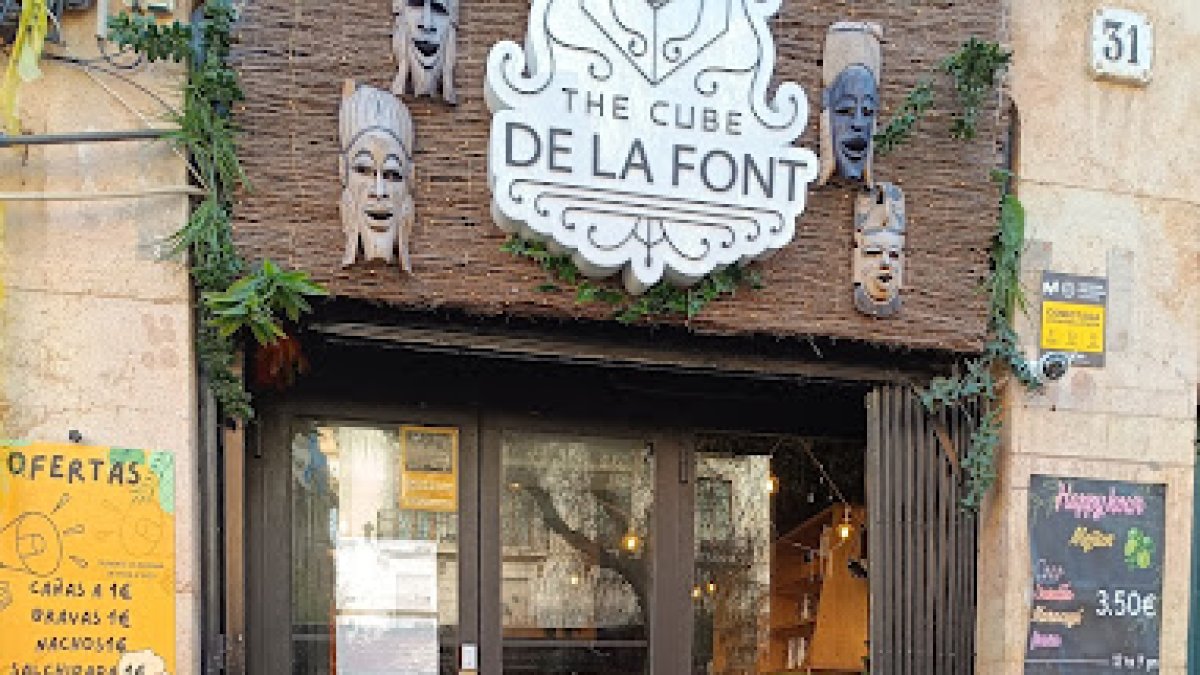 Exterior del restaurant The Cube de la plaça de la Font.