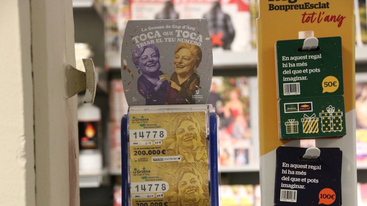 Boletos de la Grossa de Fin de Año en un supermercado