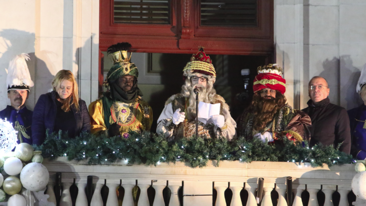 Imatge d'arxiu del discurs dels Reis d'Orient al balcó de l'Ajuntament.