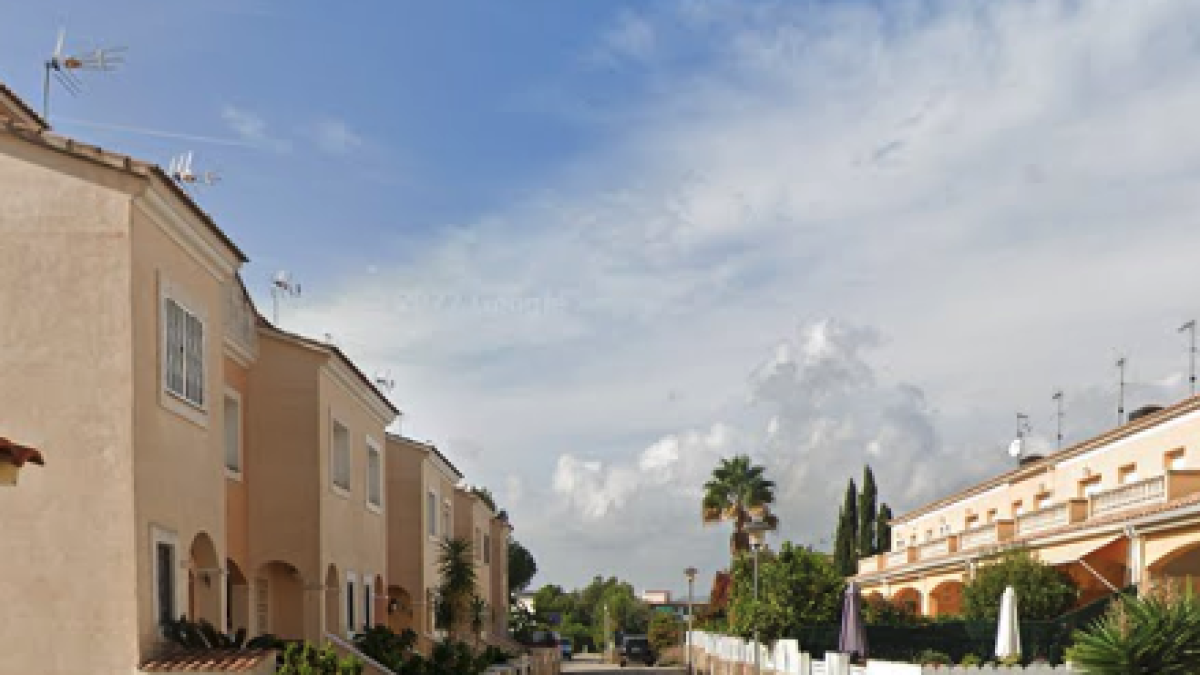 Imatge del carrer de la Cobertera de Calafell, on s'ha produït l'incendi.