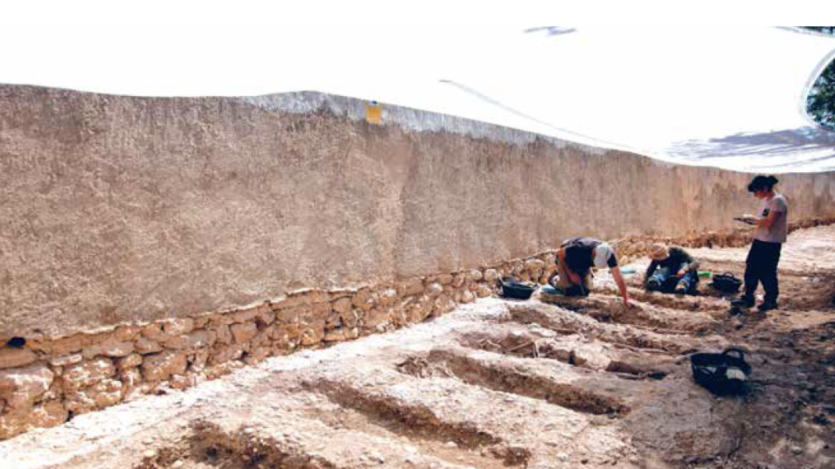 Imagen de los técnicos arqueólogos del Plan de Fosas del Departamento de Justicia y Calidad Democrática trabajando en la fosa de Bellaguarda